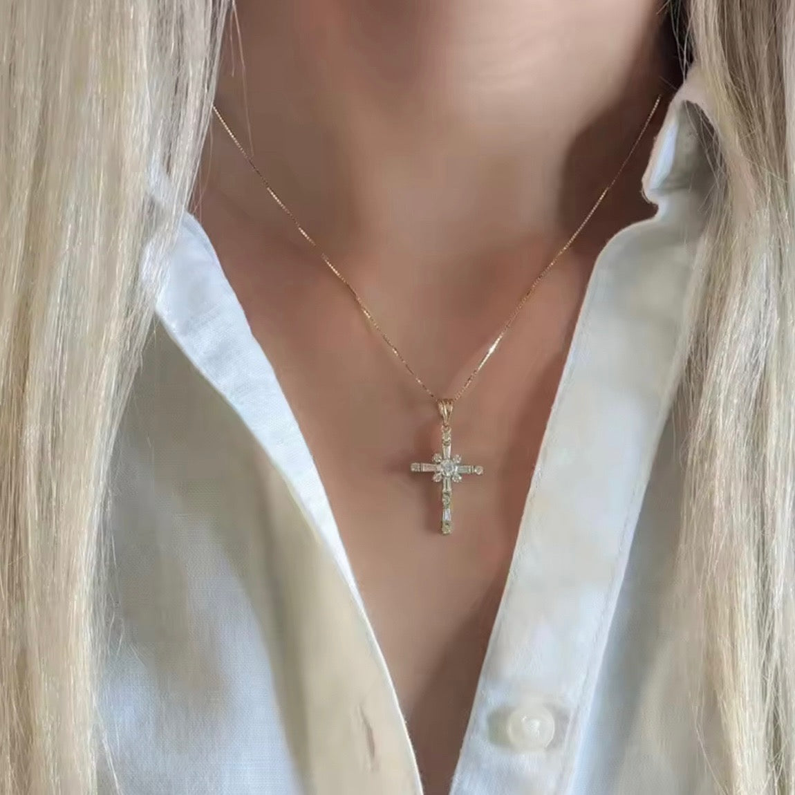 Éclat Cross Necklace
